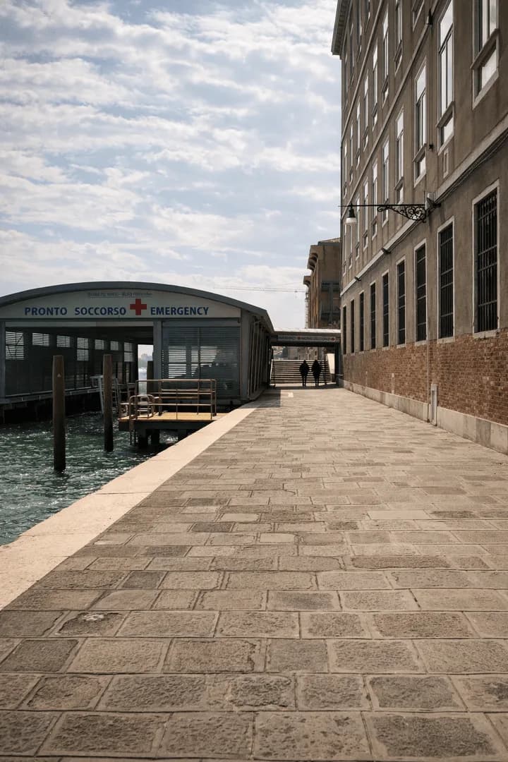 Messa in sicurezza, consolidamento marginamento e ripristino pavimentazione delle fondamente nove per garantire accesso all'ospedale civile — foto 1