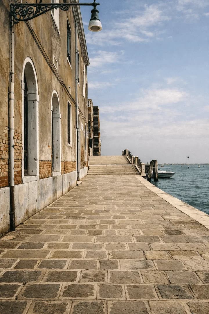 Messa in sicurezza, consolidamento marginamento e ripristino pavimentazione delle fondamente nove per garantire accesso all'ospedale civile — foto 2