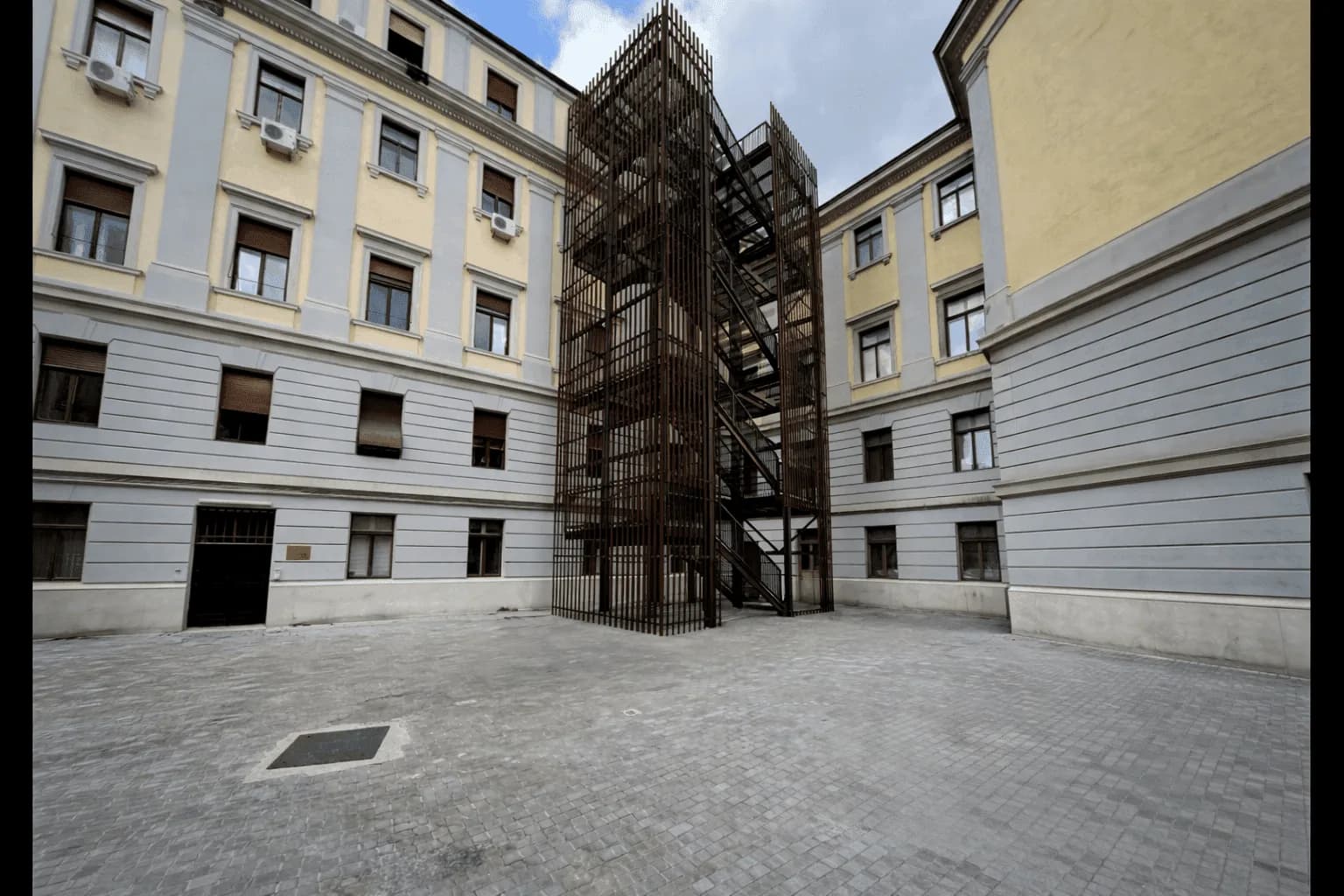 Progetto dei lavori per il V° lotto antincendio, comprensivo degli adeguamenti normativi e realizzazione delle vie di fuga con le nuove scale antincendio esterne nel Palazzo di Giustizia di Trieste — foto 1