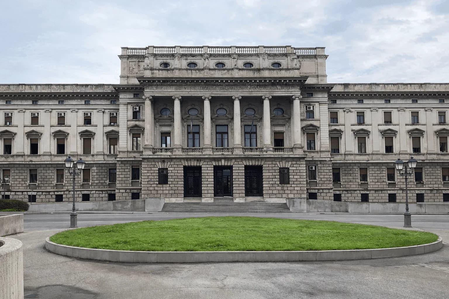 Progetto dei lavori per il V° lotto antincendio, comprensivo degli adeguamenti normativi e realizzazione delle vie di fuga con le nuove scale antincendio esterne nel Palazzo di Giustizia di Trieste — foto 3